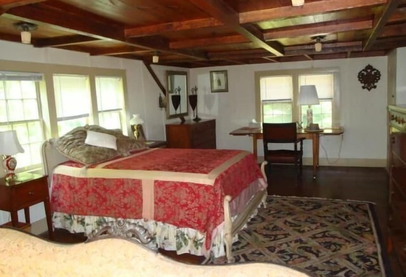 پانسیون Chestnut Lodge