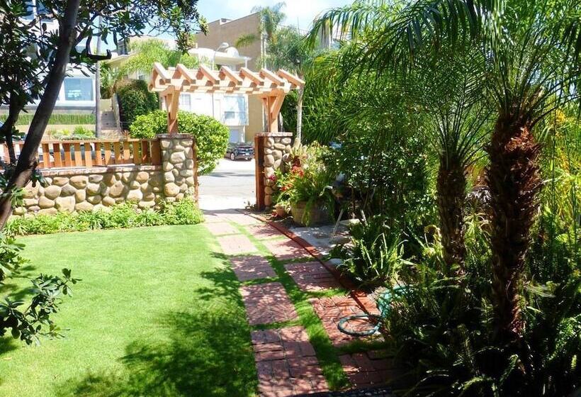 Redwood Hollow Cottages