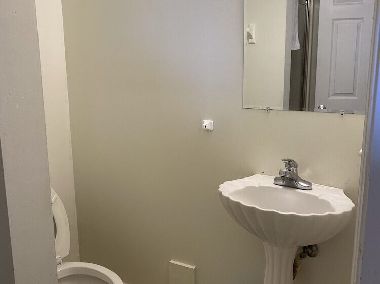 Seaview Pier And Motel