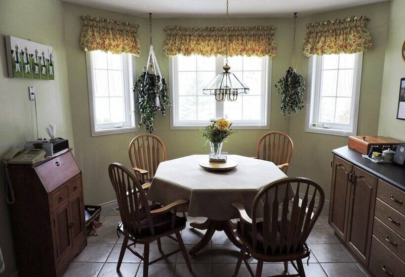 Tucked Inn The Harbour Bed & Breakfast