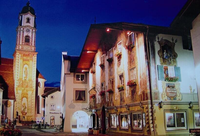 ホテル Alpenrose Traditionsgasthof Mittenwald