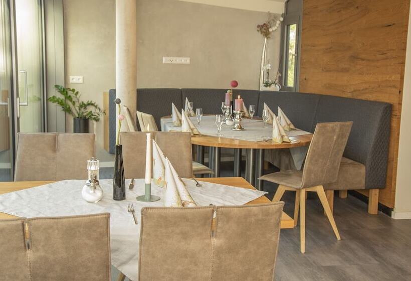 Отель Gasthof Zum Goldenen Lamm