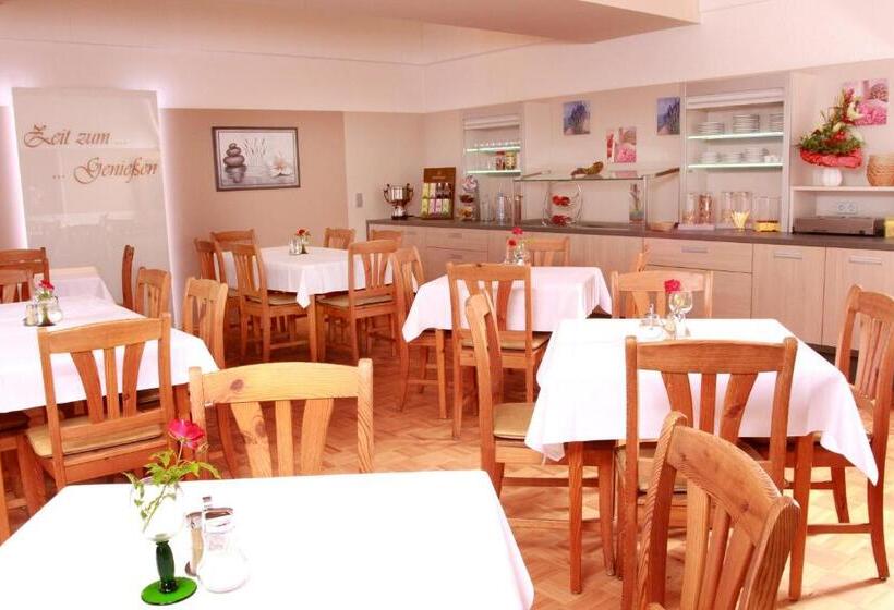 Отель & Gasthof Zum Rödelseer Schwan