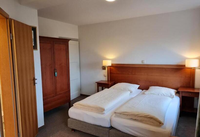 Waldquelle   Baumhaushotel Aerzen