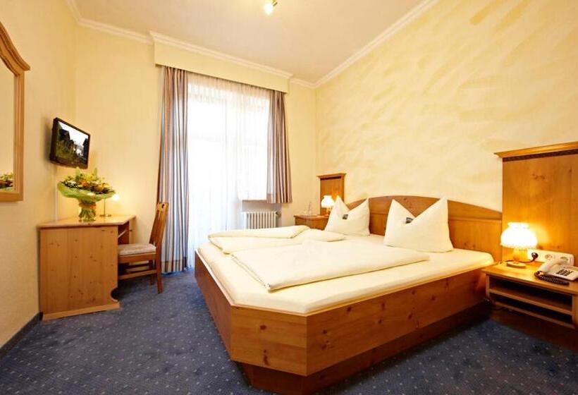 هتل Vier Jahreszeiten