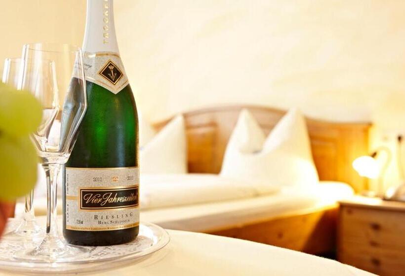 هتل Vier Jahreszeiten