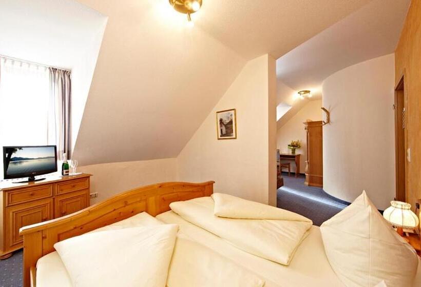 هتل Vier Jahreszeiten