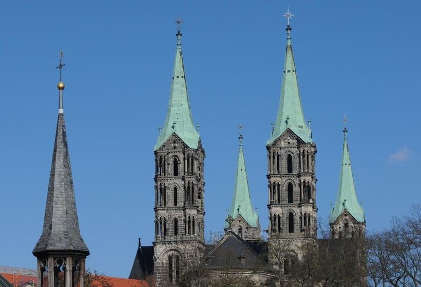 ホテル Vierjahreszeiten