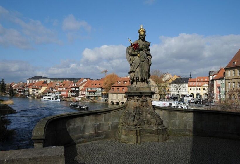 ホテル Vierjahreszeiten