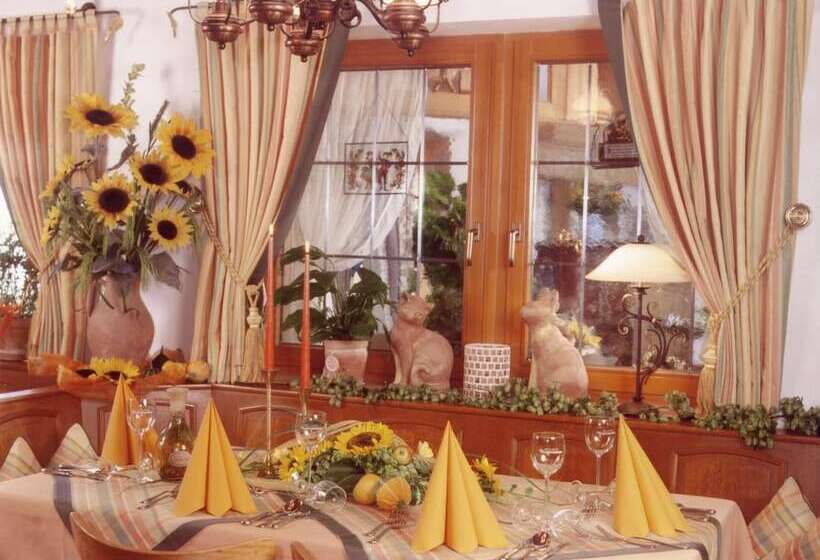 ホテル Vierjahreszeiten