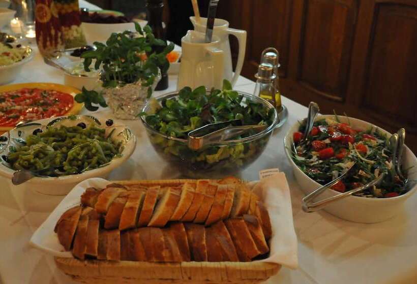 ホテル Vierjahreszeiten