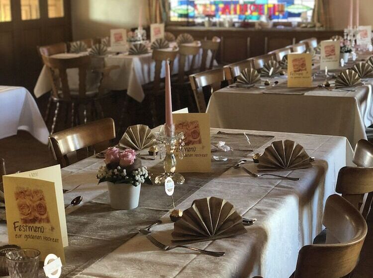 ホテル Vierjahreszeiten