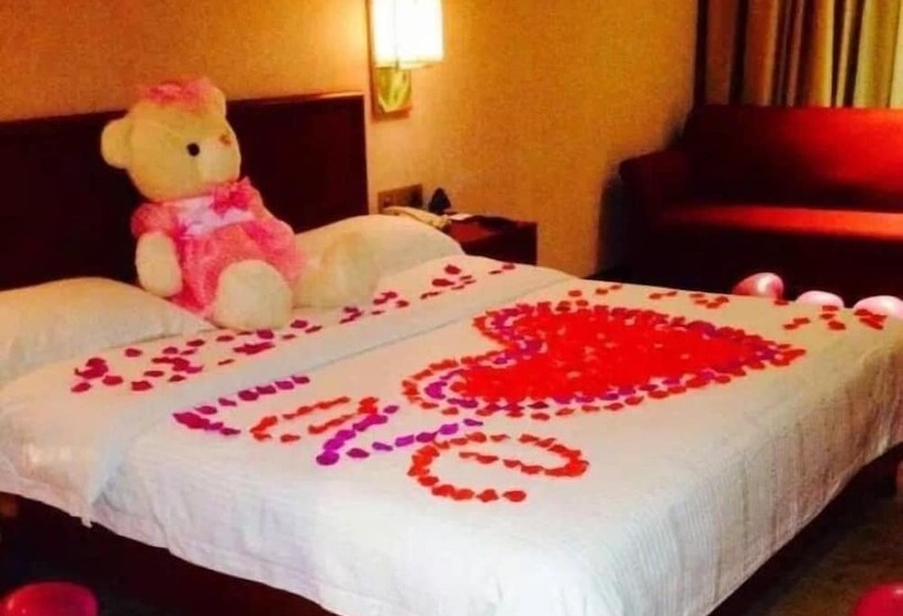 בית מלון כפרי Greentree Inn Dongguan Houjie Business