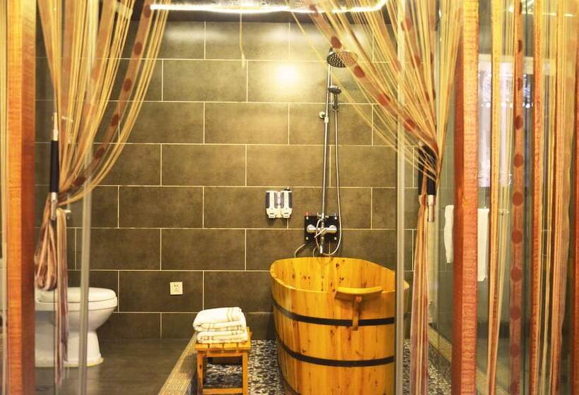 호텔 Shaoxing Laotaimen Luxun Native Place Youth Hostel