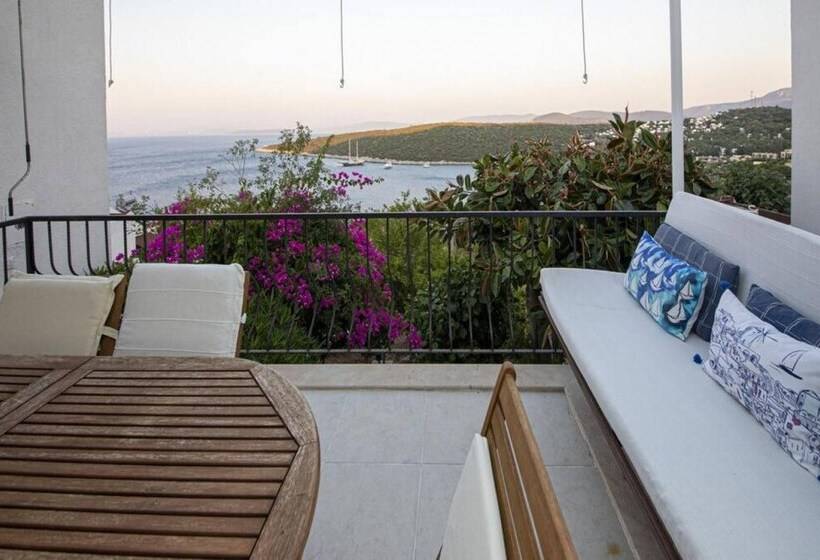 Lovely Triplex With Fantastic Sea View In Turkbuku