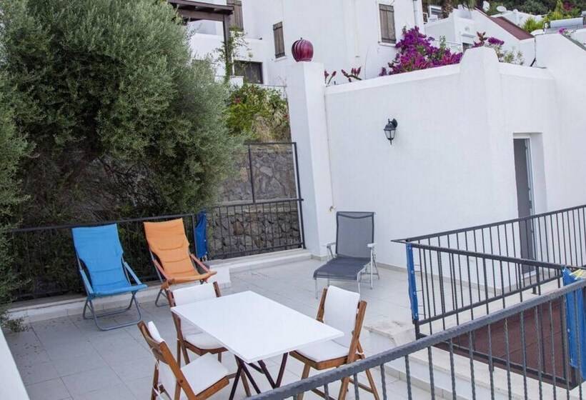 Lovely Triplex With Fantastic Sea View In Turkbuku