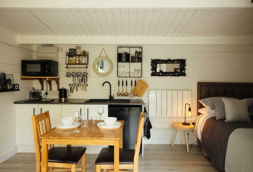 Caban Du Bach Pembroke With Private Garden