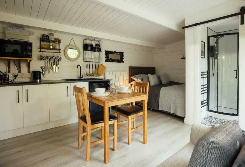 Caban Du Bach Pembroke With Private Garden
