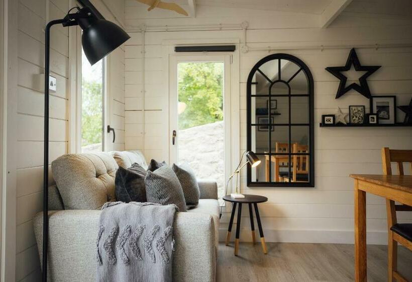 Caban Du Bach Pembroke With Private Garden