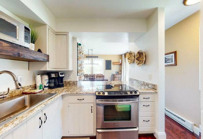 Corinthian Circle Outpost