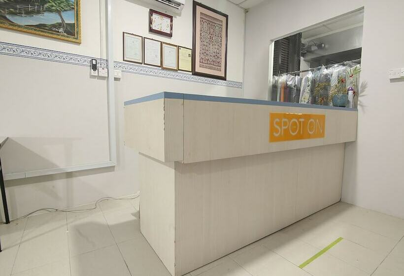 호텔 Spot On 90044 Amida Point