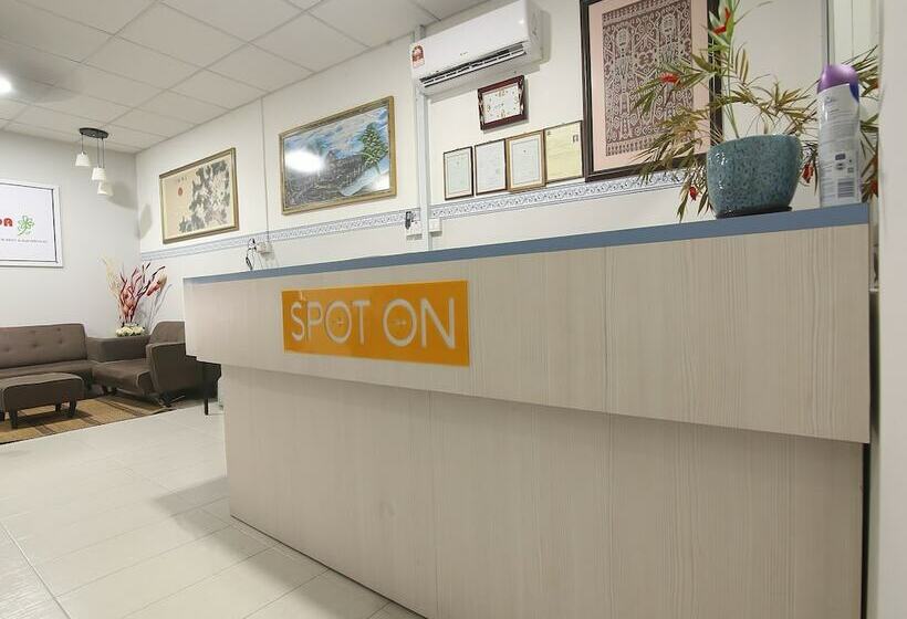 ホテル Spot On 90044 Amida Point