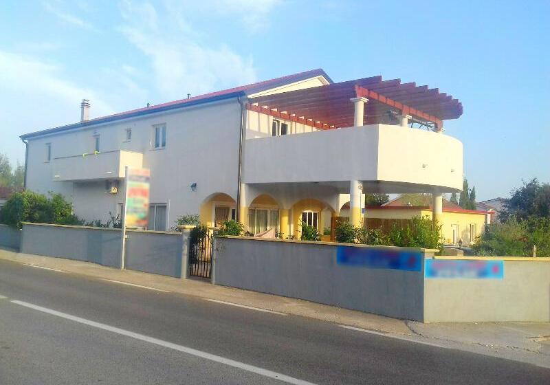 Отель Apartments Bucic