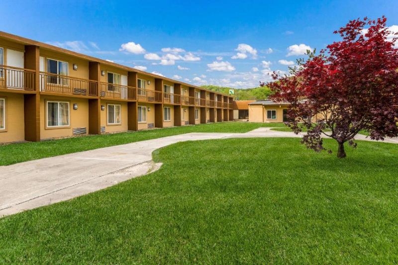 ホテル Clarion Inn & Suites Stroudsburg   Poconos