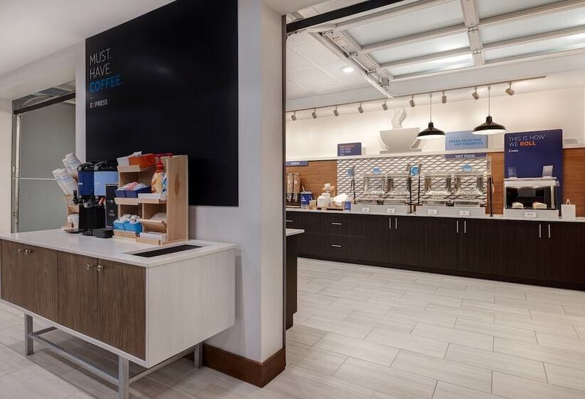 Отель Holiday Inn Express & Suites   Detroit   Dearborn, An Ihg