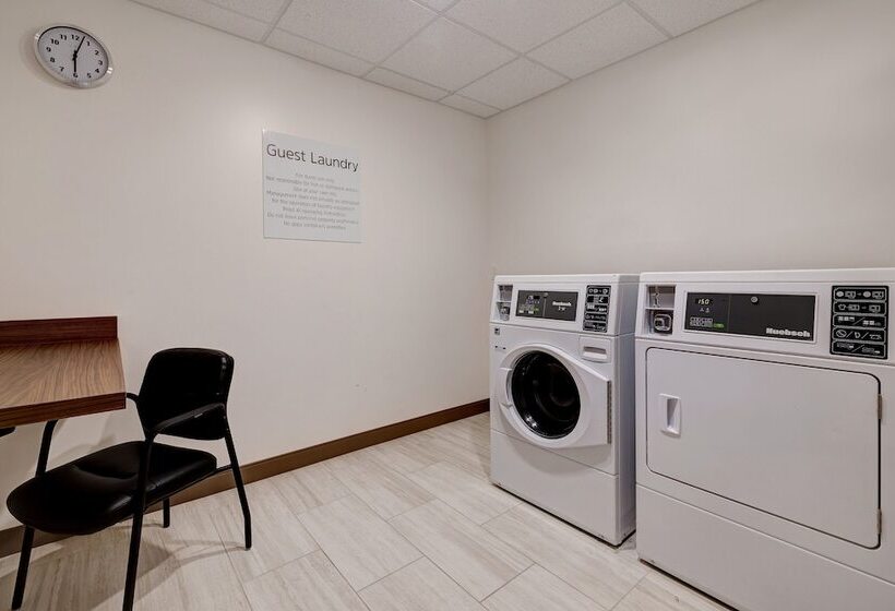 Отель Holiday Inn Express & Suites   Detroit   Dearborn, An Ihg