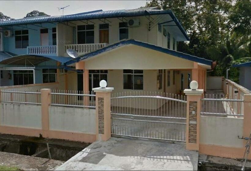 בית מלון כפרי Oyo 90310 E Homestay Permai Timur