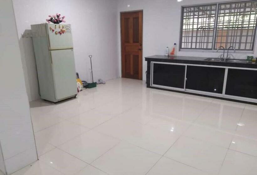 בית מלון כפרי Oyo 90310 E Homestay Permai Timur