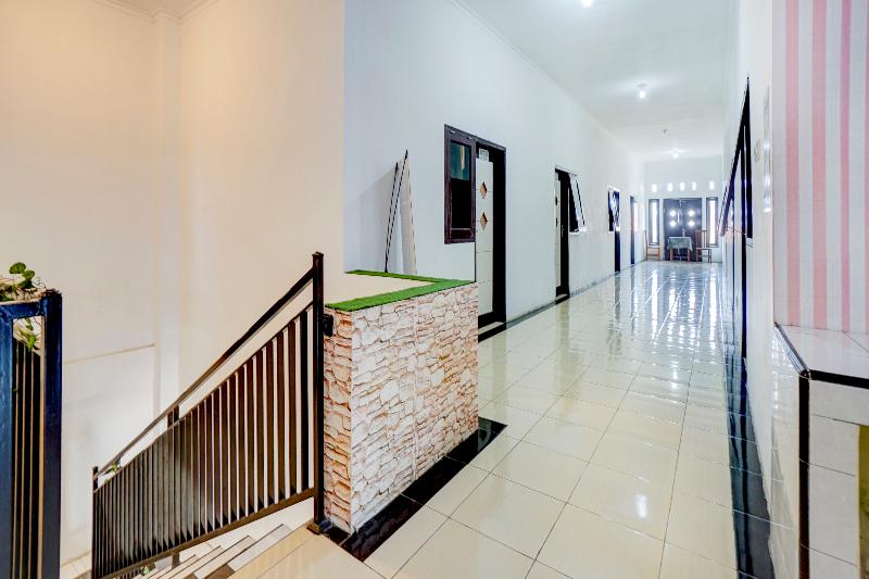 酒店 Reddoorz Near Plaza Araya Malang