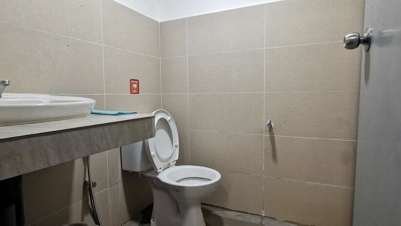 בית מלון כפרי Oyo Home 90372 Greybirds Hostel