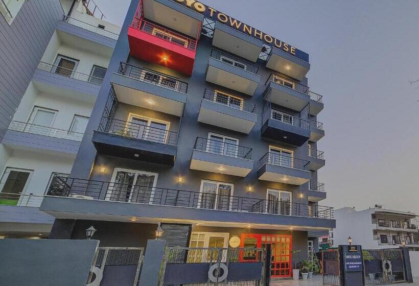 Отель Townhouse Golf Course Road