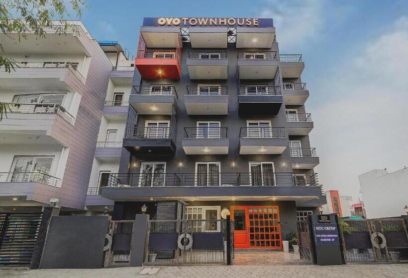 Отель Townhouse Golf Course Road