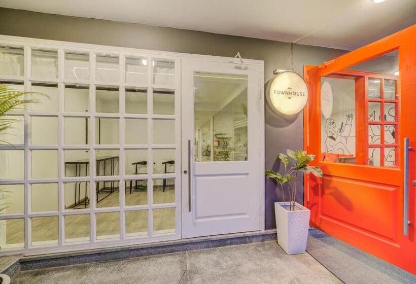 Отель Townhouse Golf Course Road