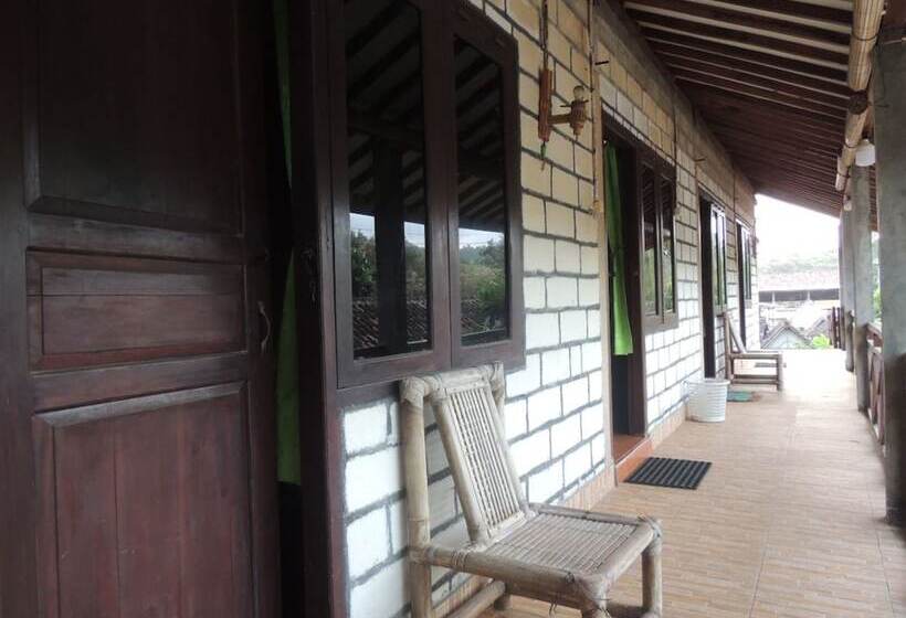 בית מלון כפרי Penginapan Pratama