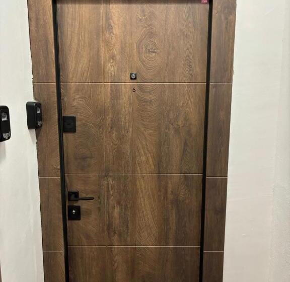 هتل Piata Uniri Cozy Inn