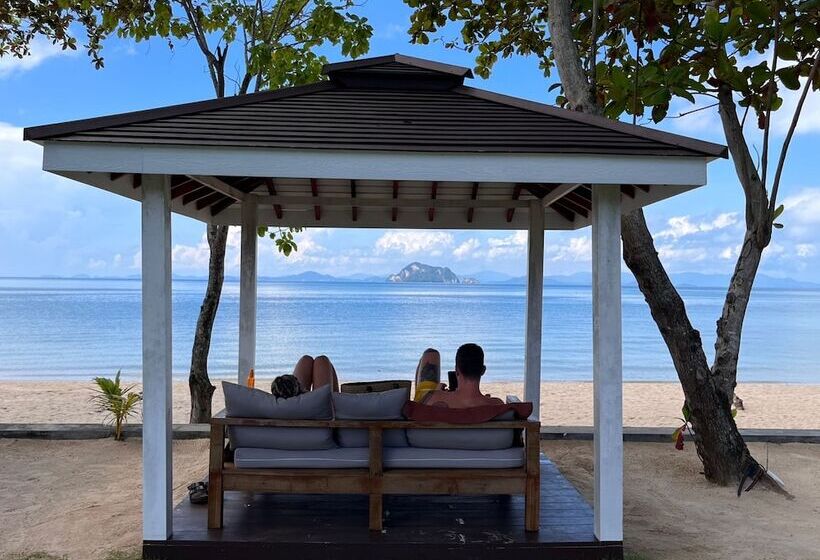 Отель Royal Yao Yai Island Beach Resort
