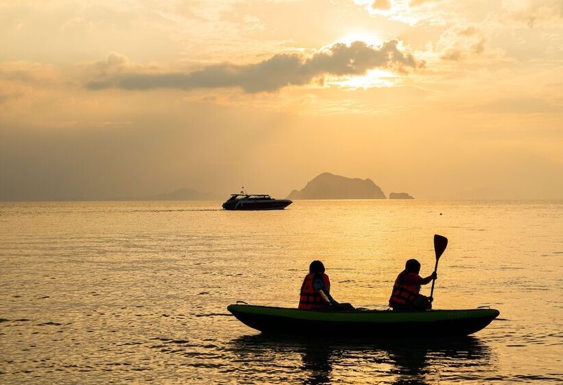 هتل Royal Yao Yai Island Beach Resort