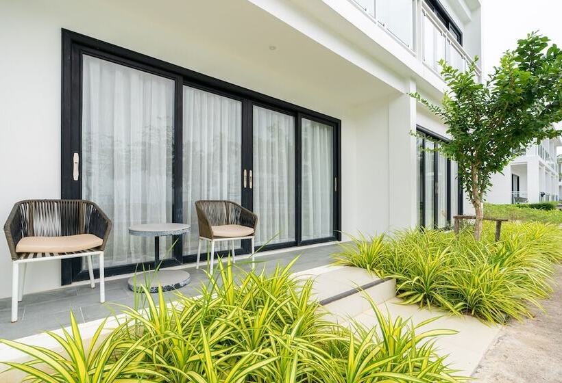 Отель Royal Yao Yai Island Beach Resort