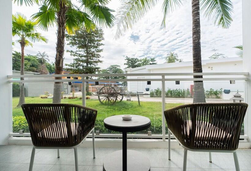 Отель Royal Yao Yai Island Beach Resort