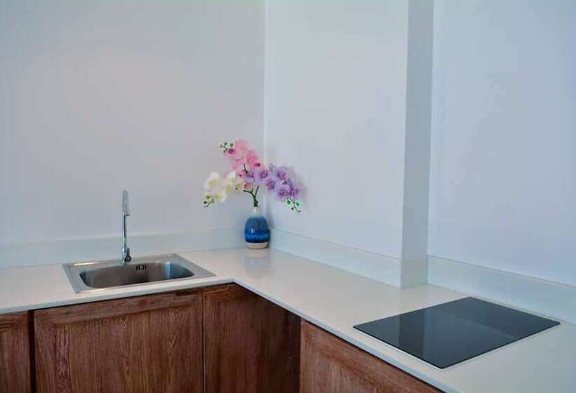 Отель Royal Yao Yai Island Beach Resort