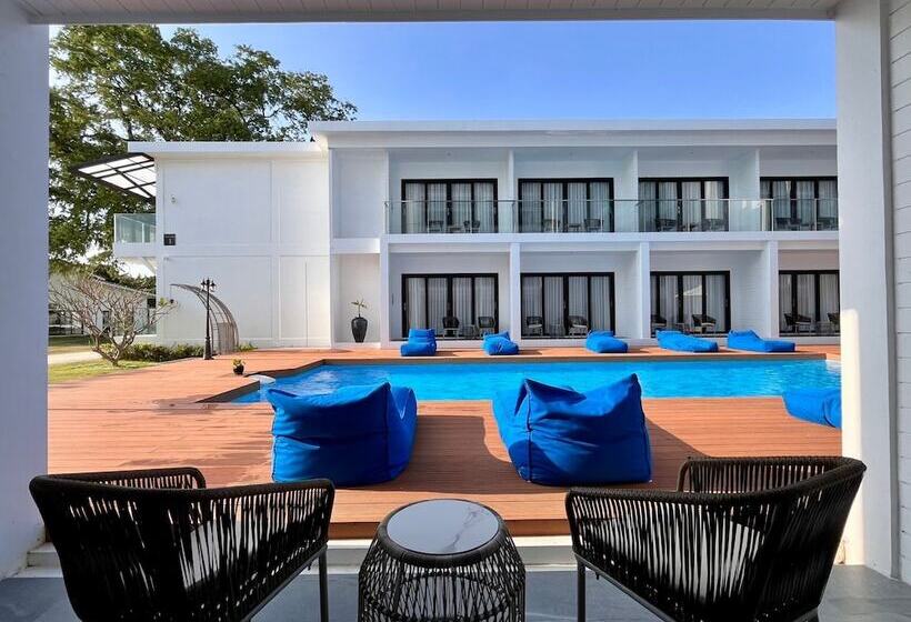 Отель Royal Yao Yai Island Beach Resort