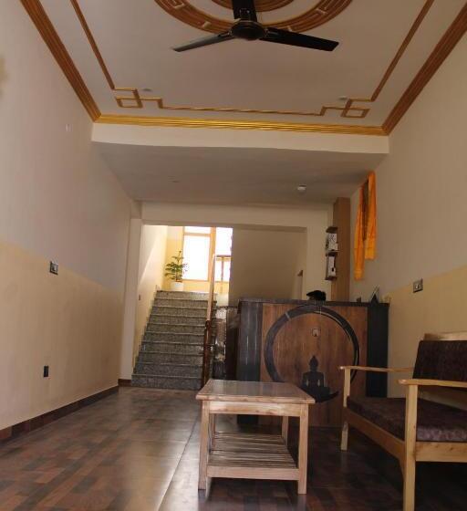 酒店 Leh Crown Inn