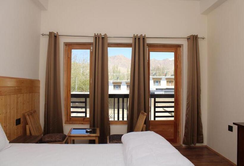 酒店 Leh Crown Inn