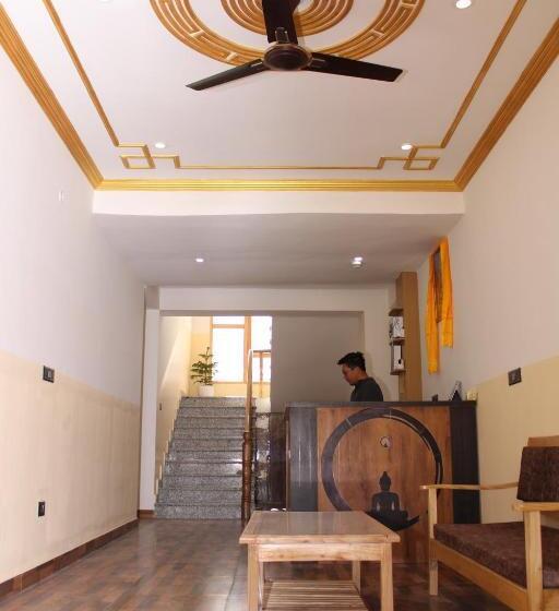 酒店 Leh Crown Inn