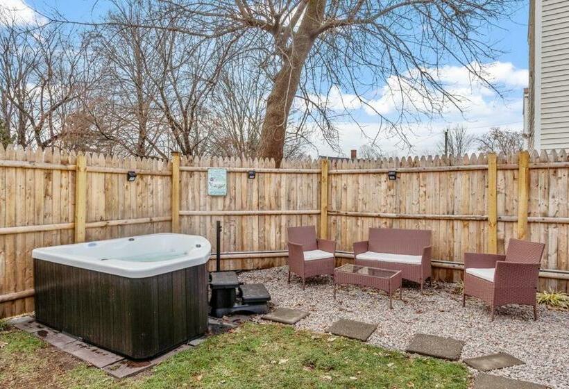 New!! Lovely Unit W/ Private Hot Tub And Patio!