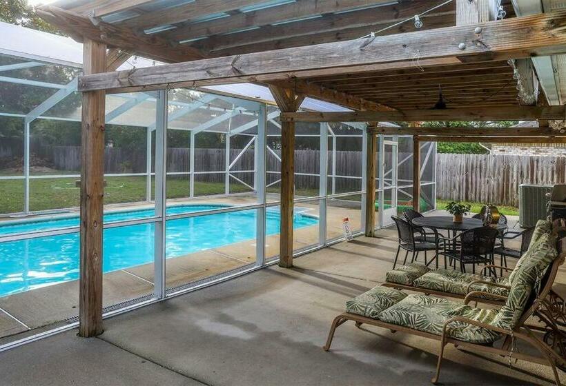 Pool House, Short Drive To Beach, Grill, Smart Tv